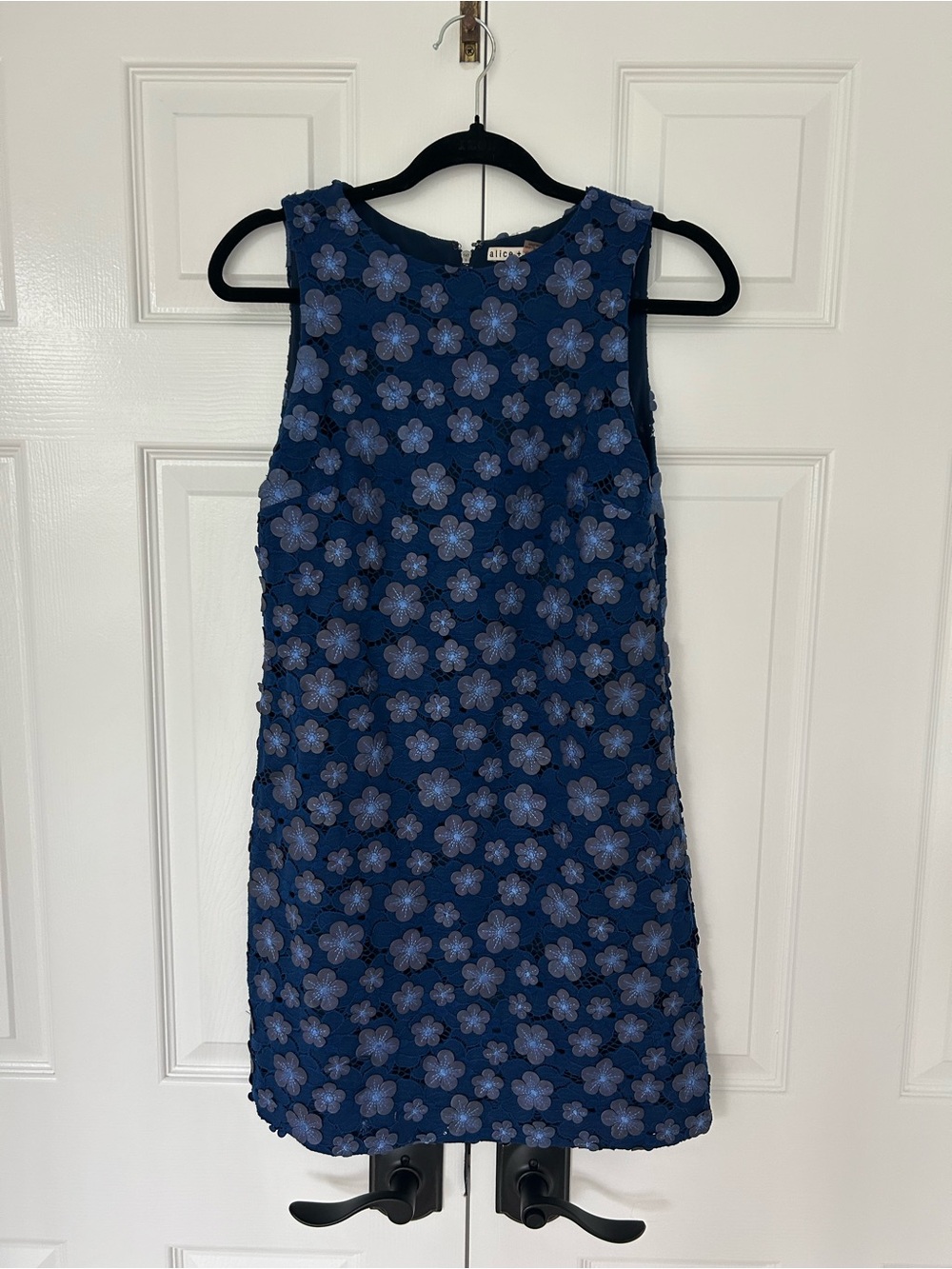 Alice + Olivia Blue Floral Embroidered Sleeveless Shift Dress